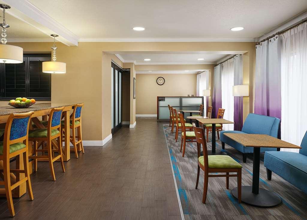 Hampton Inn Covington Va מראה פנימי תמונה